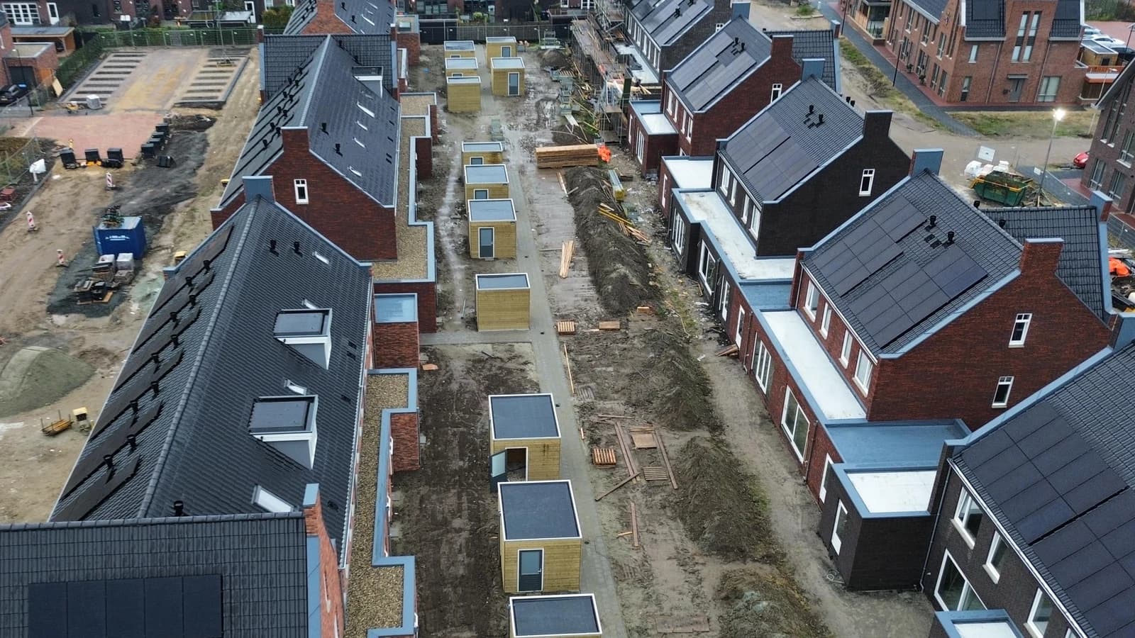 Nieuwbouwwoningen met zonnepanelen tijdens de bouwfase