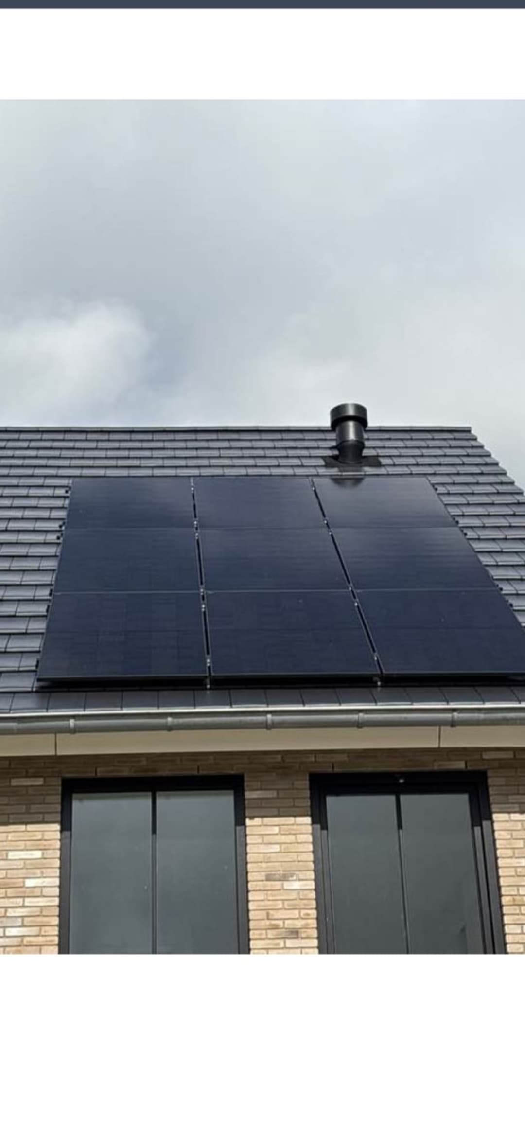 Detailbeeld van zonnepanelen op zakelijk dak